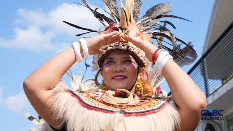 Karnaval Kebudayaan di tengah cuaca terik di Jalan Sumbu Kebangsaan, Ibu Kota Nusantara (IKN), Penajam Paser Utara, Kalimantan Timur, Sabtu (15/8/2026). (CNBC Indonesia/Tias Budiarto)