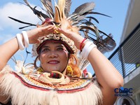 Karnaval Kebudayaan di tengah cuaca terik di Jalan Sumbu Kebangsaan, Ibu Kota Nusantara (IKN), Penajam Paser Utara, Kalimantan Timur, Sabtu (15/8/2026). (CNBC Indonesia/Tias Budiarto)