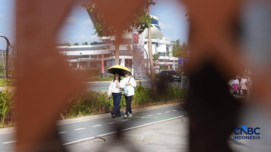 Karnaval Kebudayaan di tengah cuaca terik di Jalan Sumbu Kebangsaan, Ibu Kota Nusantara (IKN), Penajam Paser Utara, Kalimantan Timur, Sabtu (15/8/2026). (CNBC Indonesia/Tias Budiarto)