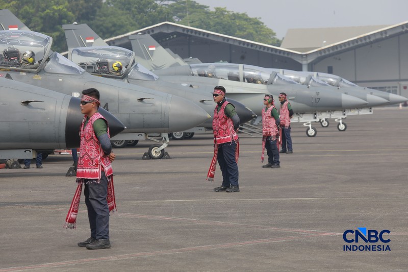 Sejumlah pesawat tempur TNI Angkatan Udara bersiap lepas landas saat latihan demo udara untuk memperingati HUT ke-81 TNI di Terminal Selatan Lanud Halim Perdanakusuma, Jakarta, Sabtu, (15/8/2026). (CNBC Indonesia/Muhammad Sabki)