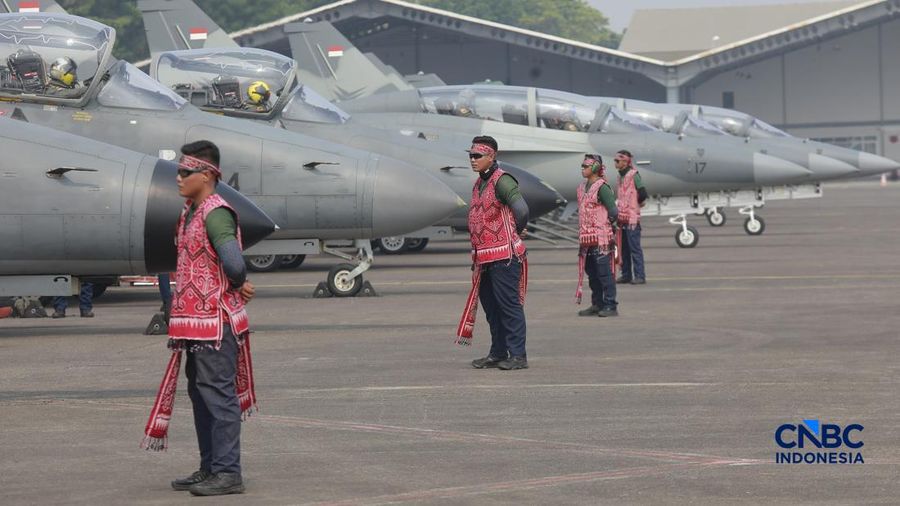Marshaller pesawat memberikan aba-aba visual terstandarisasi kepada pilot sebelum lepas landas saat latihan demo Udara untuk memperingati HUT ke-81 RI di Terminal Selatan Lanud Halim Perdanakusuma, Jakarta, Sabtu, (15/8/2026). (CNBC Indonesia/Muhamm