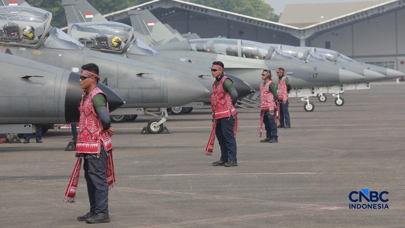Marshaller pesawat memberikan aba-aba visual terstandarisasi kepada pilot sebelum lepas landas saat latihan demo Udara untuk memperingati HUT ke-81 RI di Terminal Selatan Lanud Halim Perdanakusuma, Jakarta, Sabtu, (15/8/2026). (CNBC Indonesia/Muhamm
