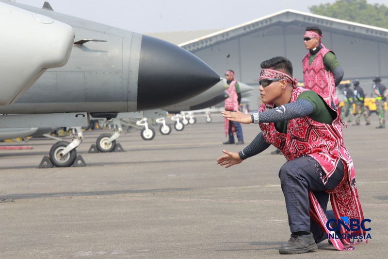 Sejumlah pesawat tempur TNI Angkatan Udara bersiap lepas landas saat latihan demo udara untuk memperingati HUT ke-81 TNI di Terminal Selatan Lanud Halim Perdanakusuma, Jakarta, Sabtu, (15/8/2026). (CNBC Indonesia/Muhammad Sabki)