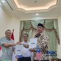 Menteri Pertanian sekaligus Kepala Bapanas Amran Sulaiman menyaksikan penandatanganan kesepakatan kerjasama ekspor beras ke Malaysia di Jakarta, Jumat (14/8/2026) (CNBC Indonesia/ Martyasari Rizky)