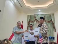 Menteri Pertanian sekaligus Kepala Bapanas Amran Sulaiman menyaksikan penandatanganan kesepakatan kerjasama ekspor beras ke Malaysia di Jakarta, Jumat (14/8/2026) (CNBC Indonesia/ Martyasari Rizky)