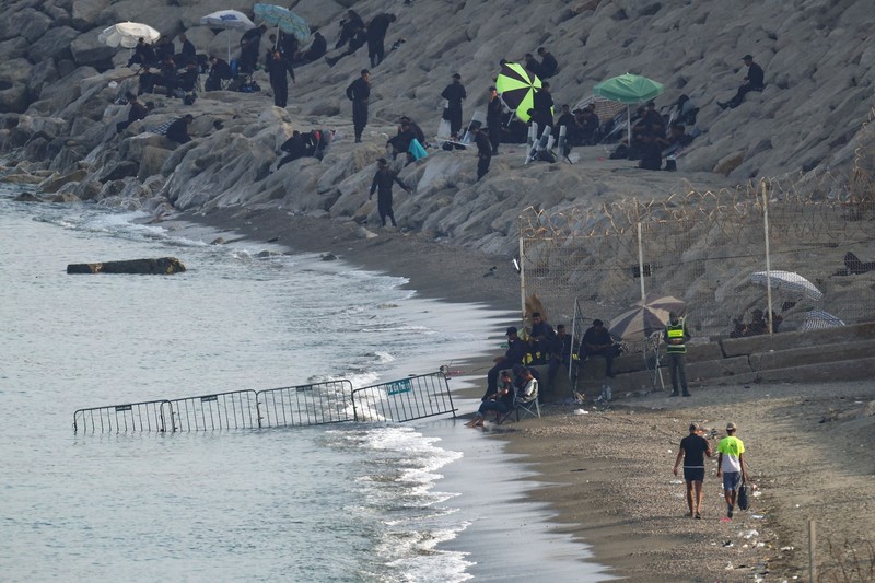 Pemerintah Spanyol mulai memasang penghalang sepanjang 500 meter di perbatasan laut antara wilayah otonom Ceuta dan Maroko, menyusul gelombang besar migran yang menewaskan sedikitnya 67 orang. (REUTERS/Pedro Nunes)