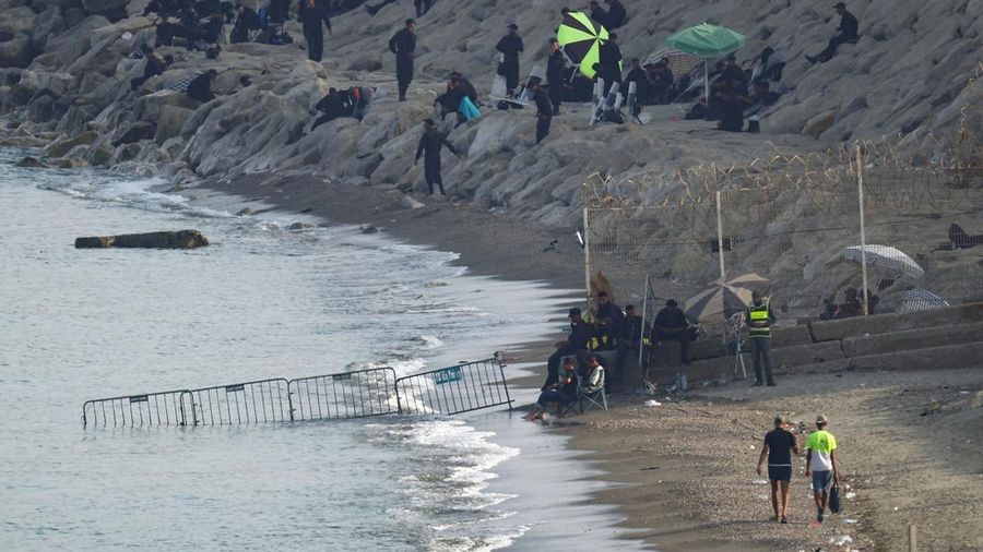 Pemerintah Spanyol mulai memasang penghalang sepanjang 500 meter di perbatasan laut antara wilayah otonom Ceuta dan Maroko, menyusul gelombang besar migran yang menewaskan sedikitnya 67 orang. (REUTERS/Pedro Nunes)
