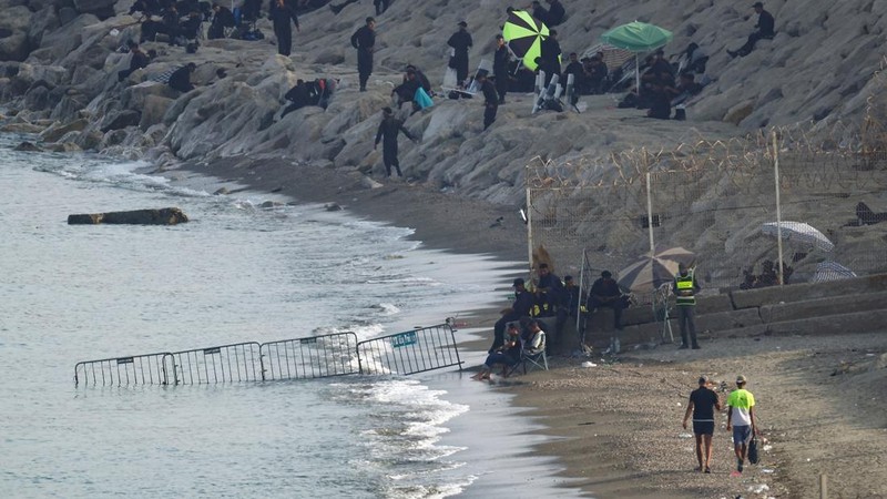 Pemerintah Spanyol mulai memasang penghalang sepanjang 500 meter di perbatasan laut antara wilayah otonom Ceuta dan Maroko, menyusul gelombang besar migran yang menewaskan sedikitnya 67 orang. (REUTERS/Pedro Nunes)