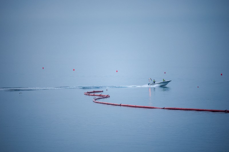 Pemerintah Spanyol mulai memasang penghalang sepanjang 500 meter di perbatasan laut antara wilayah otonom Ceuta dan Maroko, menyusul gelombang besar migran yang menewaskan sedikitnya 67 orang. (REUTERS/Pedro Nunes)