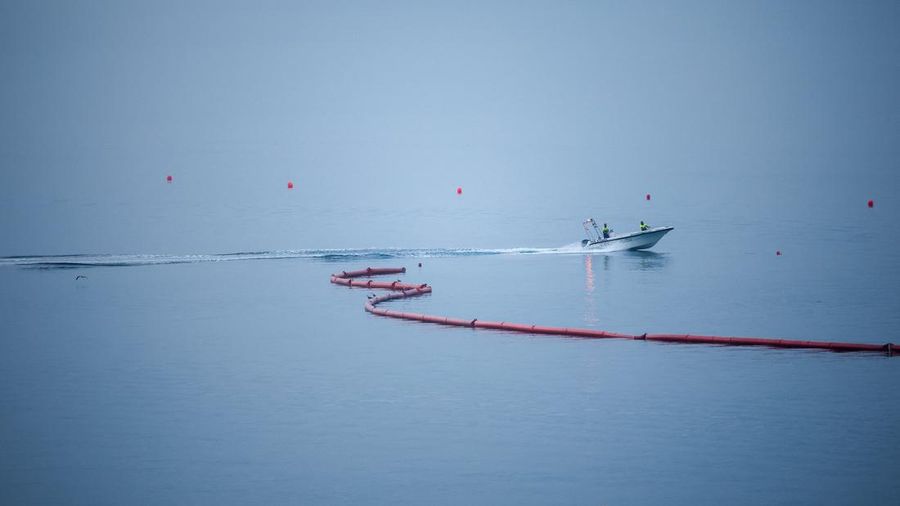 Pemerintah Spanyol mulai memasang penghalang sepanjang 500 meter di perbatasan laut antara wilayah otonom Ceuta dan Maroko, menyusul gelombang besar migran yang menewaskan sedikitnya 67 orang. (REUTERS/Pedro Nunes)