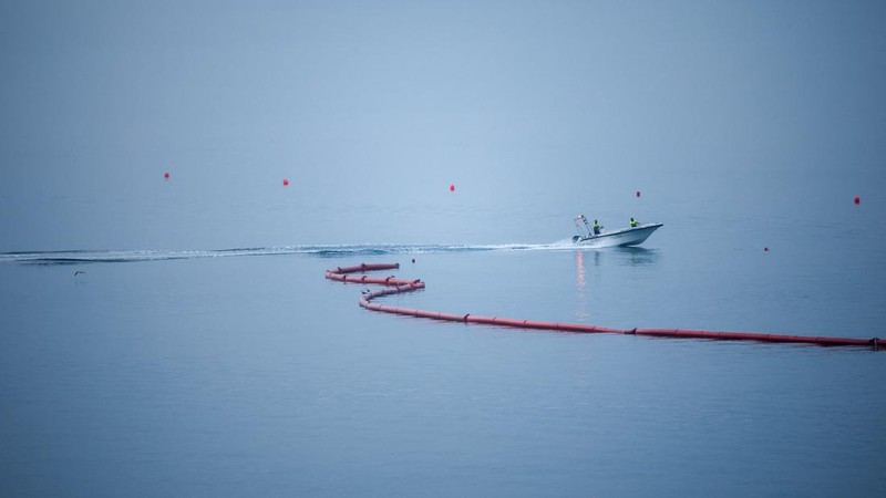 Pemerintah Spanyol mulai memasang penghalang sepanjang 500 meter di perbatasan laut antara wilayah otonom Ceuta dan Maroko, menyusul gelombang besar migran yang menewaskan sedikitnya 67 orang. (REUTERS/Pedro Nunes)