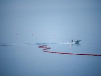 Pemerintah Spanyol mulai memasang penghalang sepanjang 500 meter di perbatasan laut antara wilayah otonom Ceuta dan Maroko, menyusul gelombang besar migran yang menewaskan sedikitnya 67 orang. (REUTERS/Pedro Nunes)