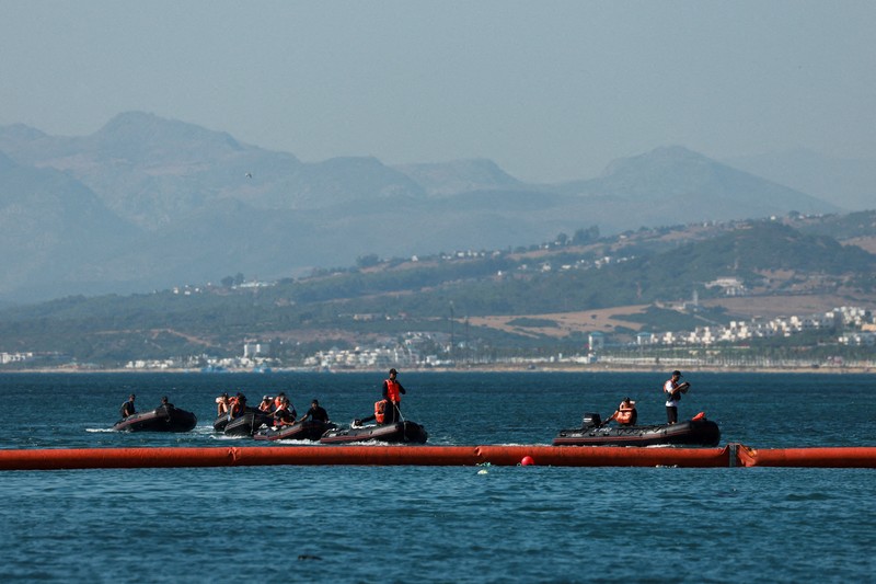 Pemerintah Spanyol mulai memasang penghalang sepanjang 500 meter di perbatasan laut antara wilayah otonom Ceuta dan Maroko, menyusul gelombang besar migran yang menewaskan sedikitnya 67 orang. (REUTERS/Pedro Nunes)