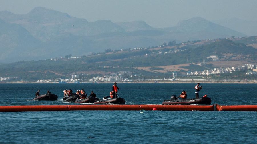 Pemerintah Spanyol mulai memasang penghalang sepanjang 500 meter di perbatasan laut antara wilayah otonom Ceuta dan Maroko, menyusul gelombang besar migran yang menewaskan sedikitnya 67 orang.