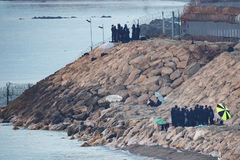 Pemerintah Spanyol mulai memasang penghalang sepanjang 500 meter di perbatasan laut antara wilayah otonom Ceuta dan Maroko, menyusul gelombang besar migran yang menewaskan sedikitnya 67 orang. (REUTERS/Pedro Nunes)