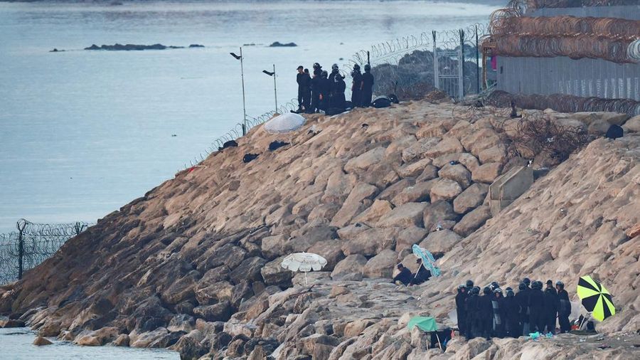 Pemerintah Spanyol mulai memasang penghalang sepanjang 500 meter di perbatasan laut antara wilayah otonom Ceuta dan Maroko, menyusul gelombang besar migran yang menewaskan sedikitnya 67 orang. (REUTERS/Pedro Nunes)