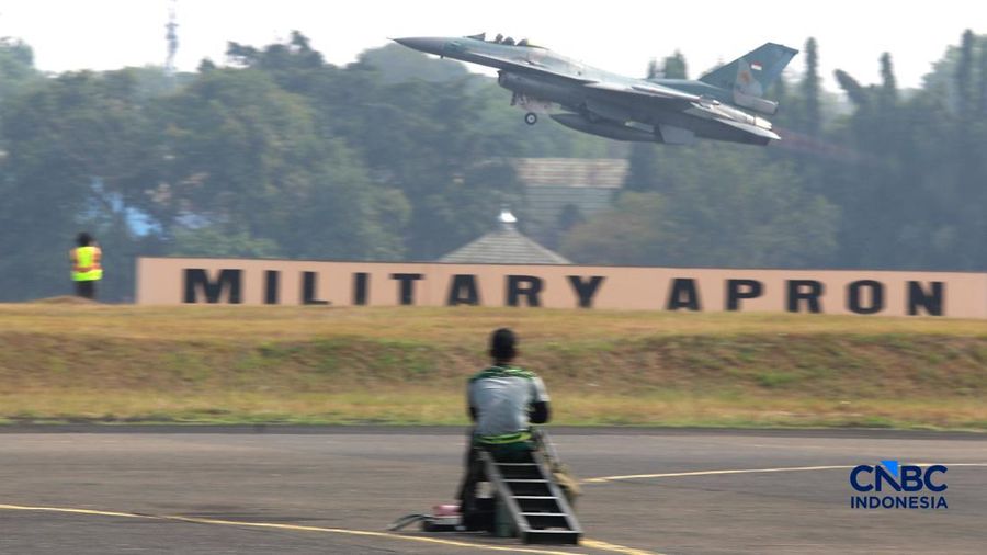 Pesawat Jet tempur General Dynamics F-16C Fighting Falcon lepas landas di terminal selatan Lapangan Udara Halim Perdana Kusuma, Sabtu, (15/8/2026). (CNBC Indonesia/Muhammad Sabki)