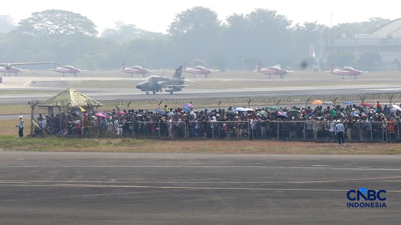Sejumlah pesawat tempur TNI Angkatan Udara bersiap lepas landas saat latihan demo udara untuk memperingati HUT ke-81 TNI di Terminal Selatan Lanud Halim Perdanakusuma, Jakarta, Sabtu, (15/8/2026). (CNBC Indonesia/Muhammad Sabki)