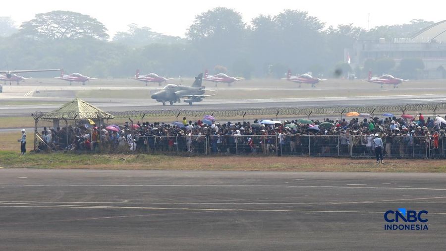 Ratusan warga, termasuk orang tua yang membawa anak-anak, antusias menyaksikan langsung pesawat-pesawat TNI AU Kegiatanopen baseini digelar dalam rangka menyambut HUT ke-81 RI di Terminal Selatan Lanud Halim Perdanakusuma, Jakarta, Sabtu, (15/8/2026)