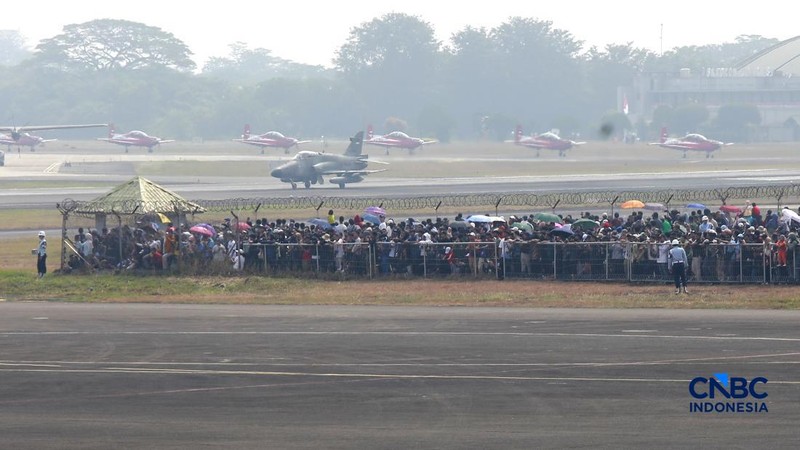 Ratusan warga, termasuk orang tua yang membawa anak-anak, antusias menyaksikan langsung pesawat-pesawat TNI AU Kegiatanopen baseini digelar dalam rangka menyambut HUT ke-81 RI di Terminal Selatan Lanud Halim Perdanakusuma, Jakarta, Sabtu, (15/8/2026)