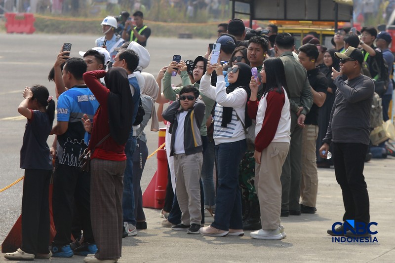 Sejumlah pesawat tempur TNI Angkatan Udara bersiap lepas landas saat latihan demo udara untuk memperingati HUT ke-81 TNI di Terminal Selatan Lanud Halim Perdanakusuma, Jakarta, Sabtu, (15/8/2026). (CNBC Indonesia/Muhammad Sabki)