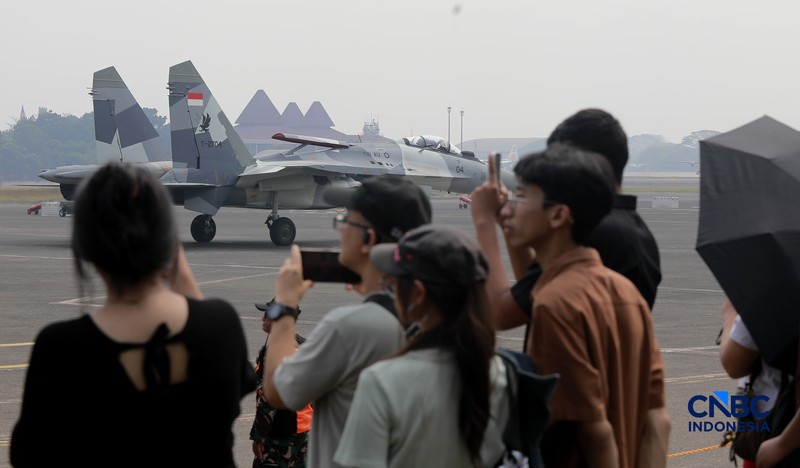 Sejumlah pesawat tempur TNI Angkatan Udara bersiap lepas landas saat latihan demo udara untuk memperingati HUT ke-81 TNI di Terminal Selatan Lanud Halim Perdanakusuma, Jakarta, Sabtu, (15/8/2026). (CNBC Indonesia/Muhammad Sabki)