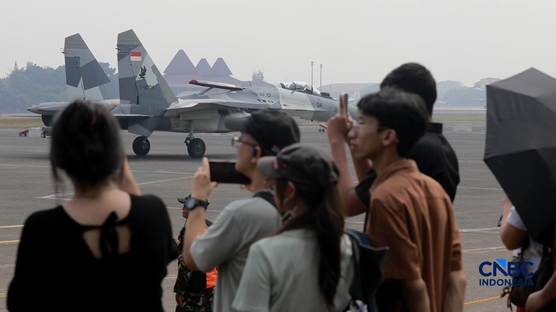 Ratusan warga, termasuk orang tua yang membawa anak-anak, antusias menyaksikan langsung pesawat-pesawat TNI AU Kegiatanopen baseini digelar dalam rangka menyambut HUT ke-81 RI di Terminal Selatan Lanud Halim Perdanakusuma, Jakarta, Sabtu, (15/8/2026)