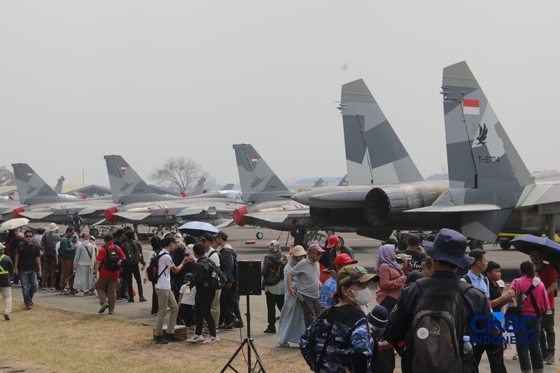Sejumlah pesawat tempur TNI Angkatan Udara bersiap lepas landas saat latihan demo udara untuk memperingati HUT ke-81 TNI di Terminal Selatan Lanud Halim Perdanakusuma, Jakarta, Sabtu, (15/8/2026). (CNBC Indonesia/Muhammad Sabki)