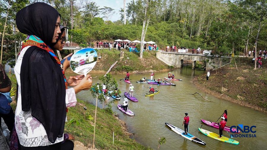 Ribuan warga menghadiri kegiatan penanaman pohon dalam rangka menyambut HUT ke-81 Kemerdekaan Indonesia di Embung Sanggai, Kawasan Inti Pusat Pemerintahan (KIPP) IKN, Penajam Paser Utara, Kalimantan Timur, Sabtu (15/8/2026).