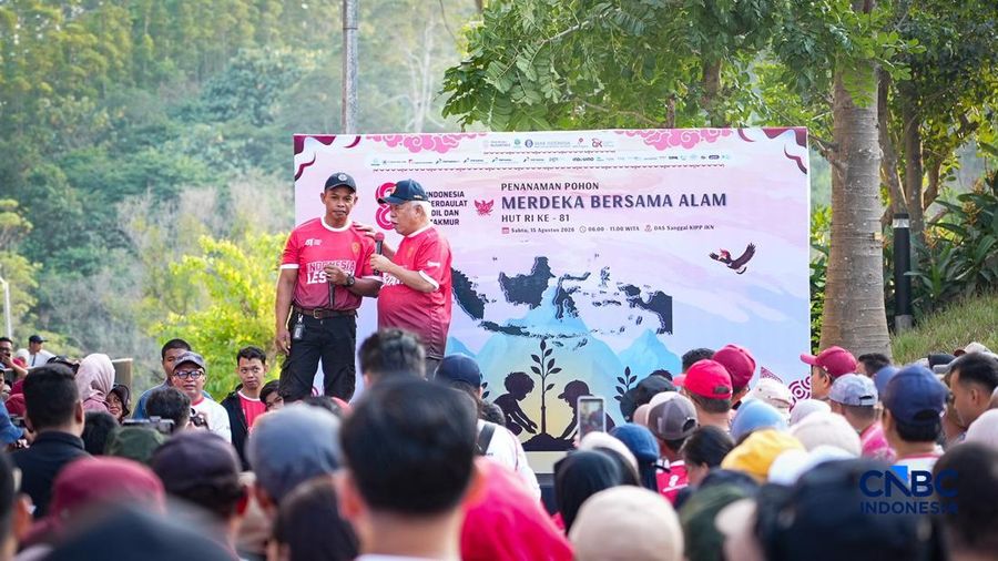 Ribuan warga menghadiri kegiatan penanaman pohon dalam rangka menyambut HUT ke-81 Kemerdekaan Indonesia di Embung Sanggai, Kawasan Inti Pusat Pemerintahan (KIPP) IKN, Penajam Paser Utara, Kalimantan Timur, Sabtu (15/8/2026). (CNBC Indonesia/Tias Budi