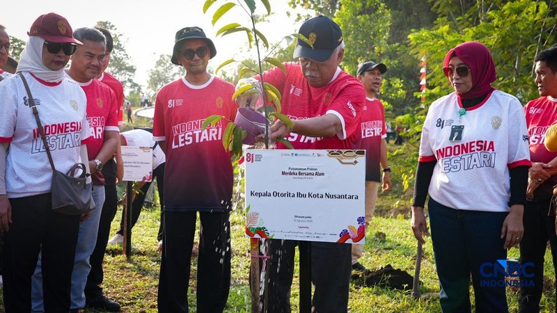 Ribuan warga menghadiri kegiatan penanaman pohon dalam rangka menyambut HUT ke-81 Kemerdekaan Indonesia di Embung Sanggai, Kawasan Inti Pusat Pemerintahan (KIPP) IKN, Penajam Paser Utara, Kalimantan Timur, Sabtu (15/8/2026).