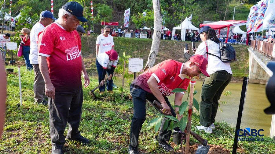 Ribuan warga menghadiri kegiatan penanaman pohon dalam rangka menyambut HUT ke-81 Kemerdekaan Indonesia di Embung Sanggai, Kawasan Inti Pusat Pemerintahan (KIPP) IKN, Penajam Paser Utara, Kalimantan Timur, Sabtu (15/8/2026).