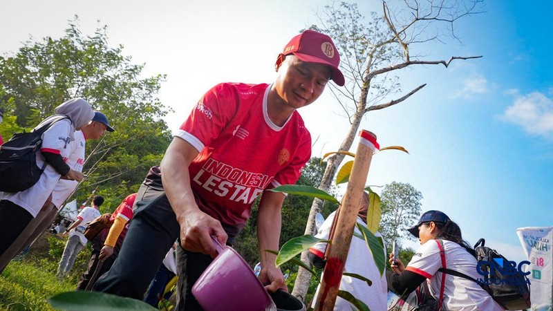 Ribuan warga menghadiri kegiatan penanaman pohon dalam rangka menyambut HUT ke-81 Kemerdekaan Indonesia di Embung Sanggai, Kawasan Inti Pusat Pemerintahan (KIPP) IKN, Penajam Paser Utara, Kalimantan Timur, Sabtu (15/8/2026).
