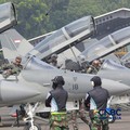 Sejumlah pesawat tempur TNI Angkatan Udara bersiap lepas landas saat latihan demo udara untuk memperingati HUT ke-81 TNI di Terminal Selatan Lanud Halim Perdanakusuma, Jakarta, Sabtu, (15/8/2026). (CNBC Indonesia/Muhammad Sabki)