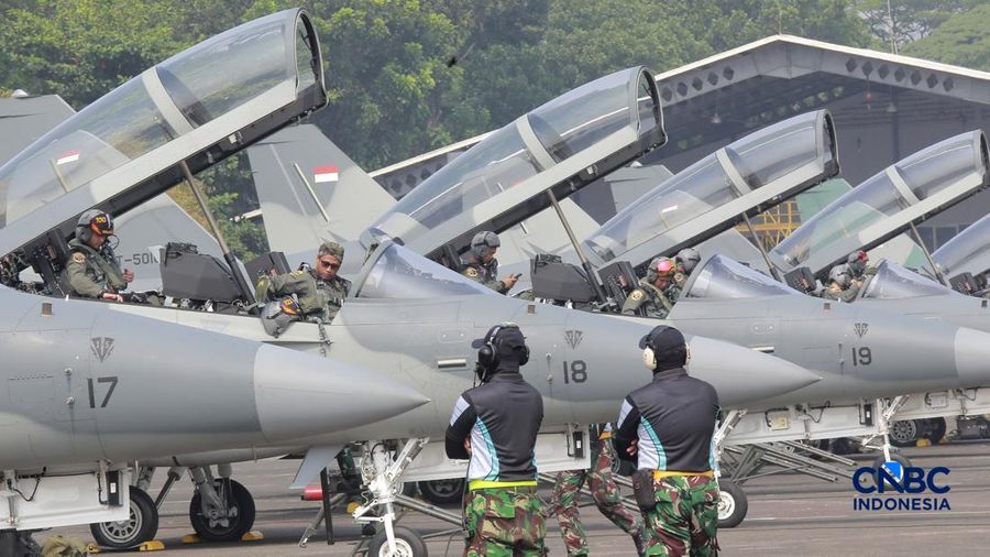 Sejumlah pesawat tempur TNI Angkatan Udara bersiap lepas landas saat latihan demo udara untuk memperingati HUT ke-81 TNI di Terminal Selatan Lanud Halim Perdanakusuma, Jakarta, Sabtu, (15/8/2026). (CNBC Indonesia/Muhammad Sabki)