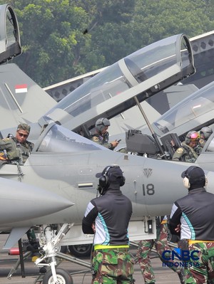 Sejumlah pesawat tempur TNI Angkatan Udara bersiap lepas landas saat latihan demo udara untuk memperingati HUT ke-81 TNI di Terminal Selatan Lanud Halim Perdanakusuma, Jakarta, Sabtu, (15/8/2026). (CNBC Indonesia/Muhammad Sabki)