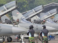 Sejumlah pesawat tempur TNI Angkatan Udara bersiap lepas landas saat latihan demo udara untuk memperingati HUT ke-81 TNI di Terminal Selatan Lanud Halim Perdanakusuma, Jakarta, Sabtu, (15/8/2026). (CNBC Indonesia/Muhammad Sabki)