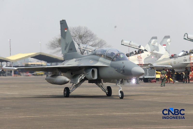 Sejumlah pesawat tempur TNI Angkatan Udara bersiap lepas landas saat latihan demo udara untuk memperingati HUT ke-81 TNI di Terminal Selatan Lanud Halim Perdanakusuma, Jakarta, Sabtu, (15/8/2026). (CNBC Indonesia/Muhammad Sabki)