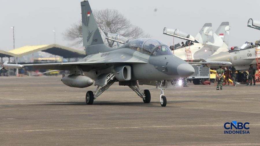 Sejumlah pesawat tempur TNI Angkatan Udara bersiap lepas landas saat latihan demo udara untuk memperingati HUT ke-81 RI di Terminal Selatan Lanud Halim Perdanakusuma, Jakarta, Sabtu, (15/8/2026). (CNBC Indonesia/Muhammad Sabki)