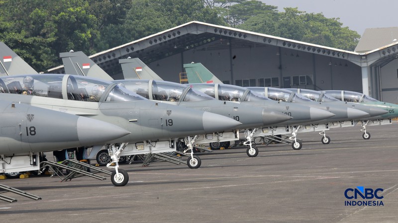 Sejumlah pesawat tempur TNI Angkatan Udara bersiap lepas landas saat latihan demo udara untuk memperingati HUT ke-81 TNI di Terminal Selatan Lanud Halim Perdanakusuma, Jakarta, Sabtu, (15/8/2026). (CNBC Indonesia/Muhammad Sabki)