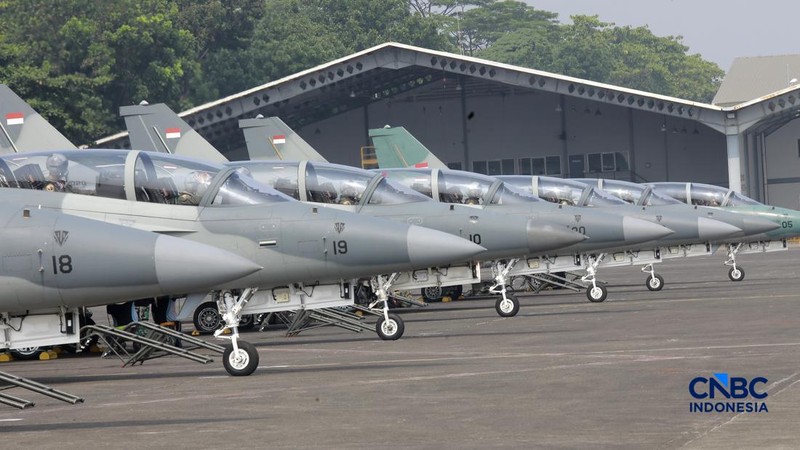 Sejumlah pesawat tempur TNI Angkatan Udara bersiap lepas landas saat latihan demo udara untuk memperingati HUT ke-81 TNI di Terminal Selatan Lanud Halim Perdanakusuma, Jakarta, Sabtu, (15/8/2026). (CNBC Indonesia/Muhammad Sabki)