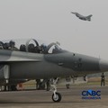 Sejumlah pesawat tempur TNI Angkatan Udara bersiap lepas landas saat latihan demo udara untuk memperingati HUT ke-81 RI di Terminal Selatan Lanud Halim Perdanakusuma, Jakarta, Sabtu, (15/8/2026). (CNBC Indonesia/Muhammad Sabki)