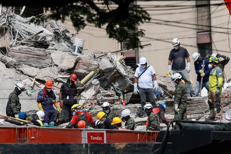 im penyelamat bertarung menembus masa kritis 72 jam pertama demi menemukan korban selamat pasca gempa bumi magnitudo 7,4 yang menewaskan 265 jiwa di Kolombia barat, Sabtu (15/8/2026). (REUTERS/Sergio Acero)
