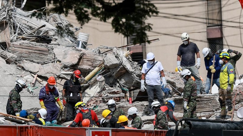 Tim penyelamat bertarung menembus masa kritis 72 jam pertama demi menemukan korban selamat pasca gempa bumi magnitudo 7,4 yang menewaskan 265 jiwa di Kolombia barat, Sabtu (15/8/2026). (REUTERS/Raquel Cunha)