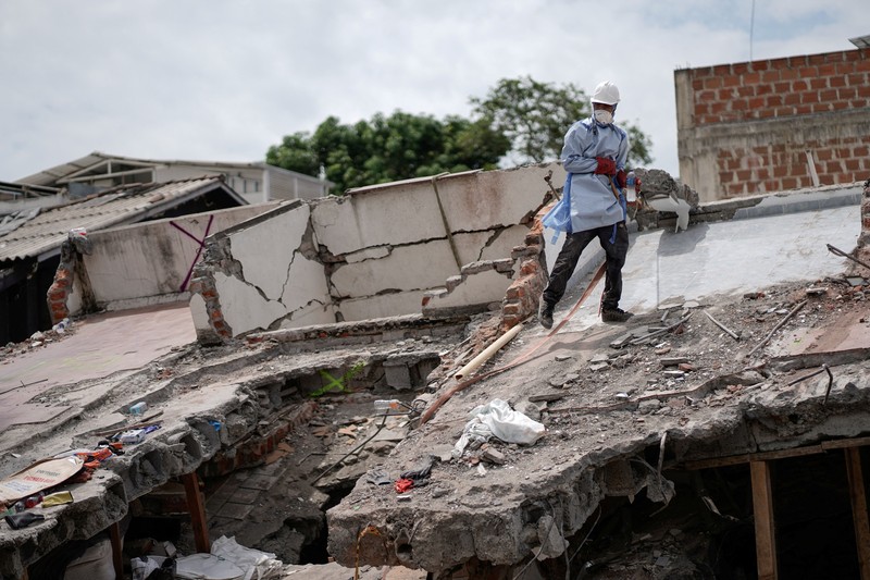 im penyelamat bertarung menembus masa kritis 72 jam pertama demi menemukan korban selamat pasca gempa bumi magnitudo 7,4 yang menewaskan 265 jiwa di Kolombia barat, Sabtu (15/8/2026). (REUTERS/Sergio Acero)