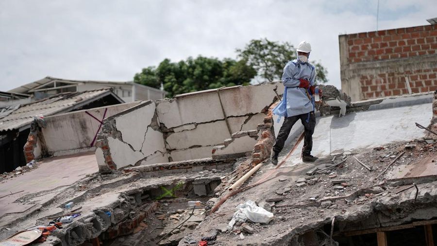 Tim penyelamat bertarung menembus masa kritis 72 jam pertama demi menemukan korban selamat pasca gempa bumi magnitudo 7,4 yang menewaskan 265 jiwa di Kolombia barat, Sabtu (15/8/2026). (REUTERS/Sergio Acero)