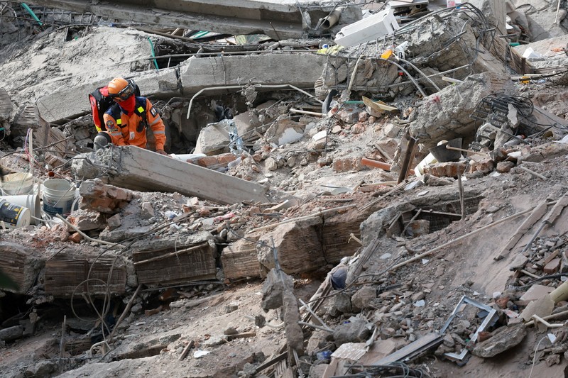 im penyelamat bertarung menembus masa kritis 72 jam pertama demi menemukan korban selamat pasca gempa bumi magnitudo 7,4 yang menewaskan 265 jiwa di Kolombia barat, Sabtu (15/8/2026). (REUTERS/Sergio Acero)
