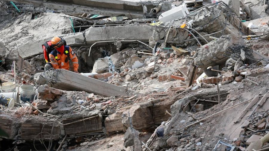 Tim penyelamat bertarung menembus masa kritis 72 jam pertama demi menemukan korban selamat pasca gempa bumi magnitudo 7,4 yang menewaskan 265 jiwa di Kolombia barat, Sabtu (15/8/2026). (REUTERS/Raquel Cunha)