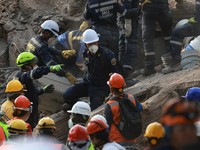 Tim penyelamat bertarung menembus masa kritis 72 jam pertama demi menemukan korban selamat pasca gempa bumi magnitudo 7,4 yang menewaskan 265 jiwa di Kolombia barat, Sabtu (15/8/2026). (REUTERS/Raquel Cunha)