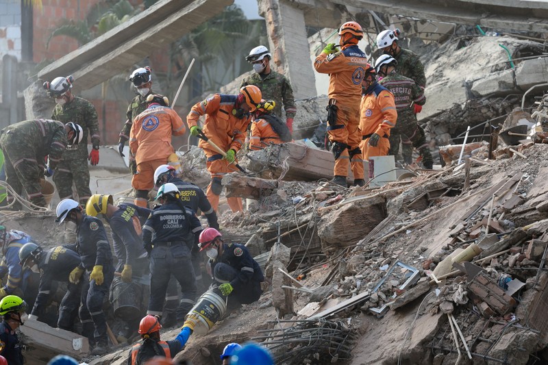 im penyelamat bertarung menembus masa kritis 72 jam pertama demi menemukan korban selamat pasca gempa bumi magnitudo 7,4 yang menewaskan 265 jiwa di Kolombia barat, Sabtu (15/8/2026). (REUTERS/Sergio Acero)